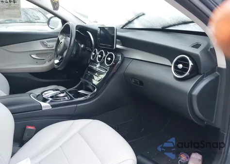 2015 Mercedes-Benz C 300 z USA, uszkodzony, nr VIN 55SWF4JB7FU045803